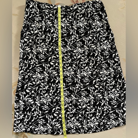 Beautiful, black and white floral skirt, button-down front 1X Sag Harbor woman - Picture 6 of 7